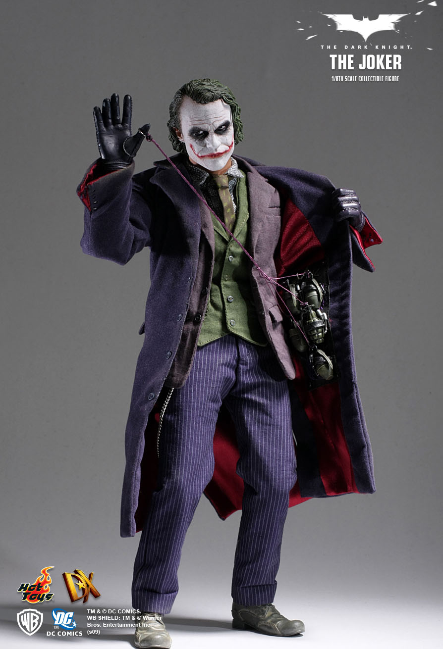 Hot Toys Joker Figure 23